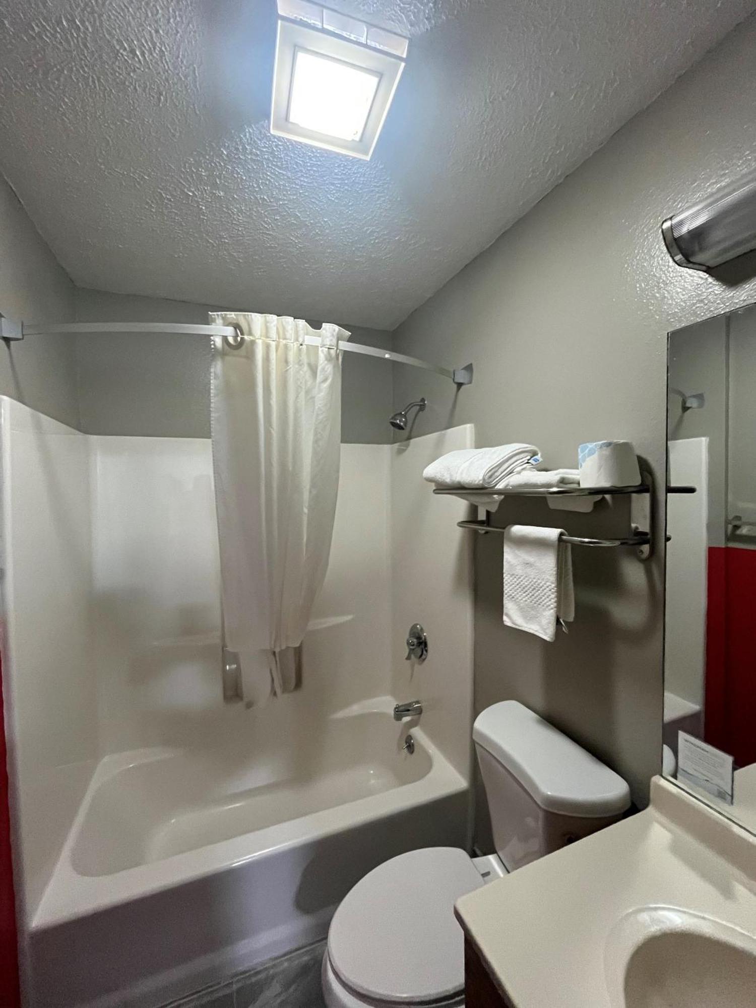 Super 8 By Wyndham Blair Hotel Luaran gambar