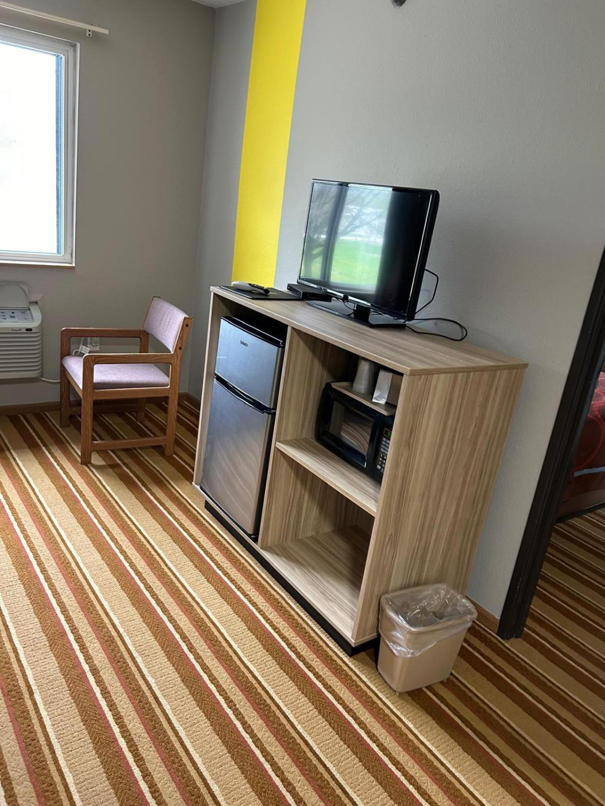Super 8 By Wyndham Blair Hotel Luaran gambar
